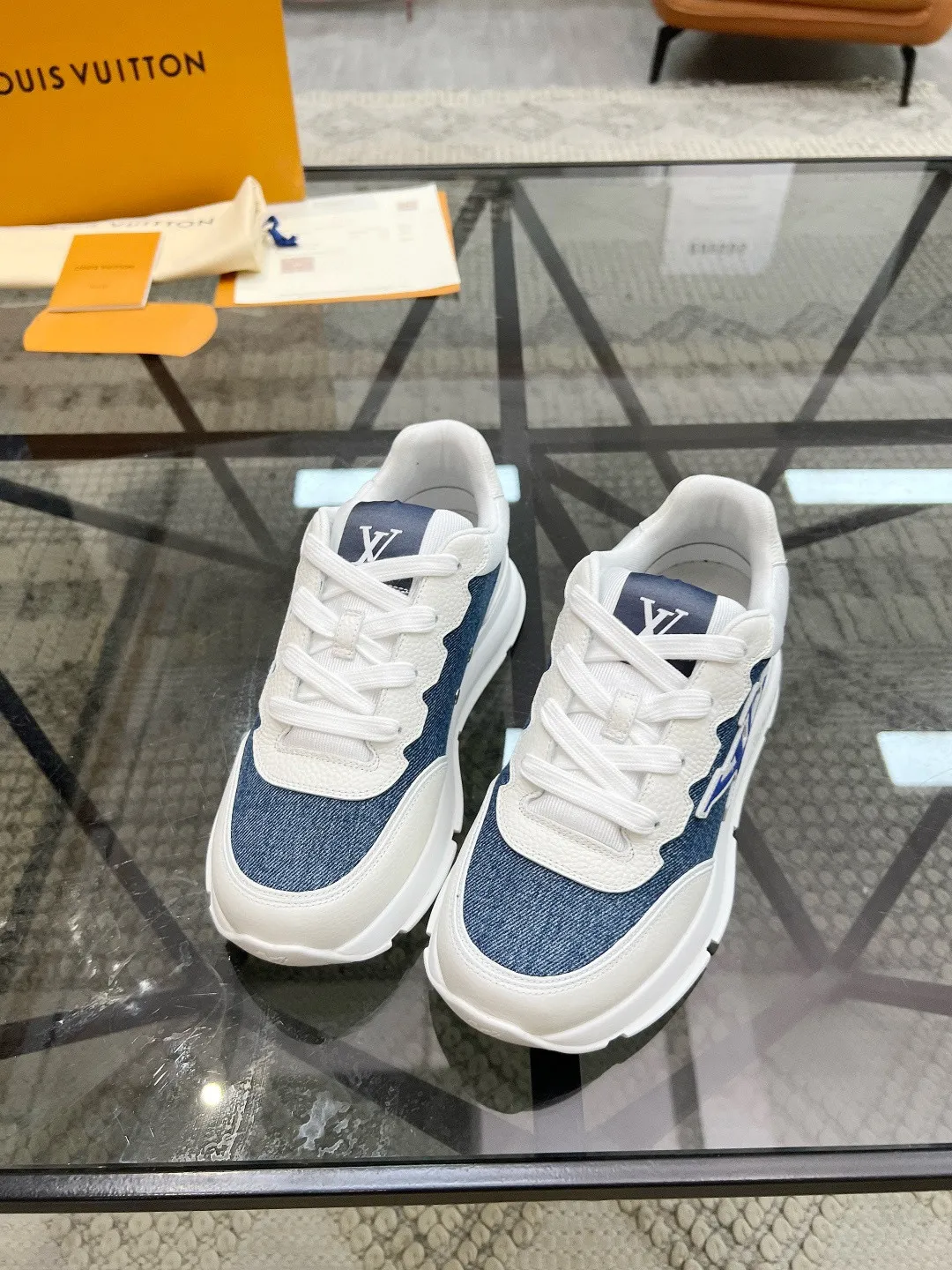 Factory price: 460💰LV🔍Top purchasing agent🇮🇹 Road 炸街男神爆款运动板鞋专柜同步，鞋面意大利进口牛皮搭配布面料，高品质拼接复杂工艺，进口透气网布内里垫，鞋底：原厂特供原版底，T男装男鞋💰U独家活动成型底超级舒适，原厂跟单货，🔍🔍高品质，可随意进出专柜，欢迎对比。 Code number 38-44, (45 customized)